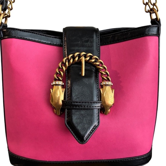 NWT Betsey Johnson Hot Pink & Black w/Gold Chain Panther Buckle Bucket Bag - Picture 2 of 9